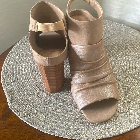 KELSI DAGGER, Brooklyn. tan sandals, size 6 1/2 - Picture 2 of 5